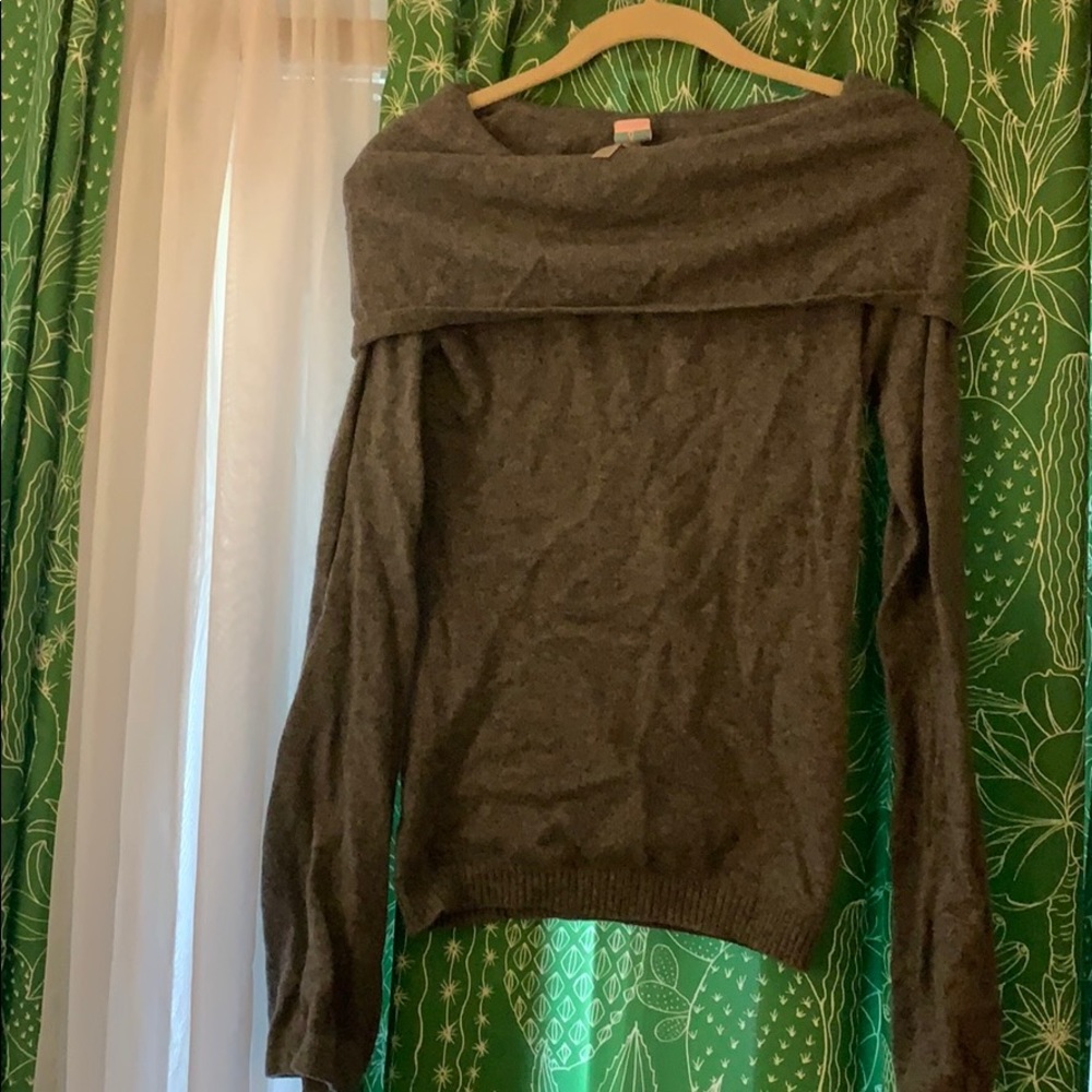 Aqua brand sweater size small. 100% cashmere